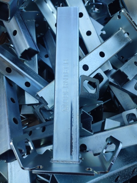 Pionowa podpora koła z regulacją wysokości do zamiatarki ZML